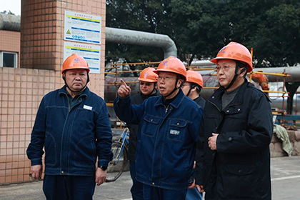 1770598543881119.jpg 傅利才深入大修現(xiàn)場(chǎng).jpg