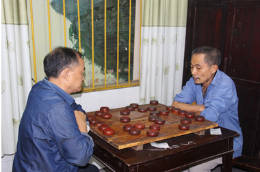 圖為老同志們正在進(jìn)行象棋比賽.png