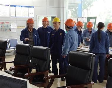 納溪區(qū)消防應(yīng)急救援大隊(duì)大隊(duì)長(zhǎng)鄧開國(guó)一行檢查公司消防安全工作