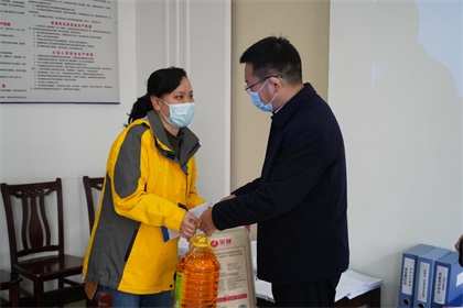 瀘天化集團(tuán)公司黨委書(shū)記、董事長(zhǎng)譚光軍一行節(jié)前慰問(wèn)公司員工