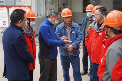 瀘天化集團(tuán)公司總經(jīng)理寧忠培帶隊(duì)慰問(wèn)公司除夕堅(jiān)守崗位干部員工