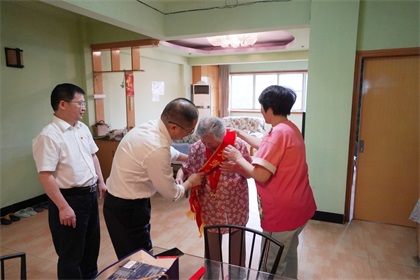 瀘天化股份公司江顯茀、吳永緒兩位老黨員獲“光榮在黨50年”紀(jì)念章