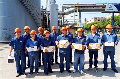 瀘天化股份公司黨委書記、董事長(zhǎng)廖廷君一行到生產(chǎn)一線“送清涼”