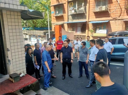 納溪區(qū)委副書記、區(qū)長袁維榮一行檢查下李子林小區(qū)“創(chuàng)文”工作