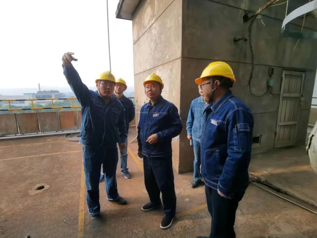 瀘天化股份公司黨委書記、董事長廖廷君一行深入尿素現(xiàn)場檢查指導工作