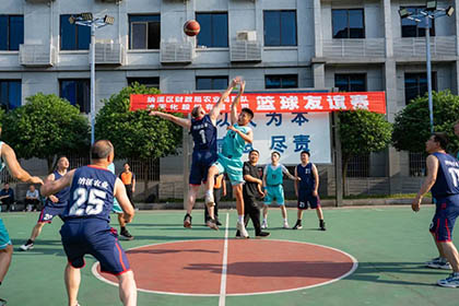 納溪區(qū)財(cái)政局、農(nóng)業(yè)局與瀘天化舉行籃球友誼賽